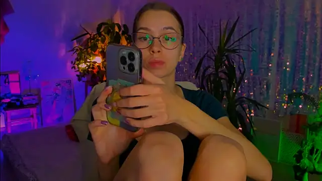 Snapshot of poli__ chatting on November 24, 7:24 pm poli online show from November 24, 7:24 pm