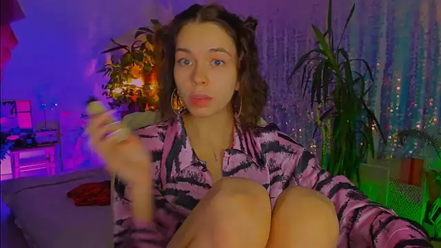 Snapshot of poli__ chatting on December 4, 3:43 pm poli online show from December 4, 3:43 pm