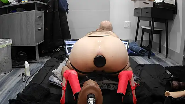 Snapshot of Smalldickcaged chatting on November 16, 3:12 am Smalldickcaged online show from November 16, 3:12 am