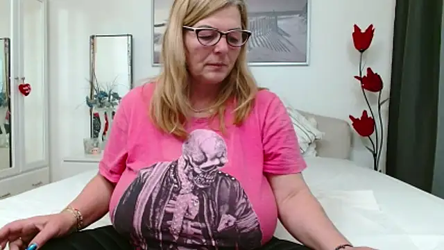 YulliaMilf online show from March 4, 3:51 pm