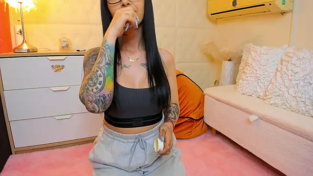 naughtycleo online show from April 17, 2:36 am