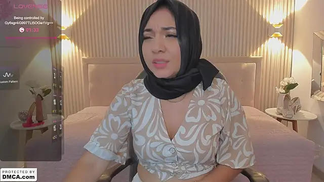 Snapshot of Sooffii_1 chatting on December 19, 10:32 pm Sooffii 1 online show from December 19, 10:32 pm