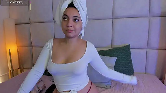 Snapshot of Sooffii_1 chatting on December 16, 2:16 am Sooffii 1 online show from December 16, 2:16 am