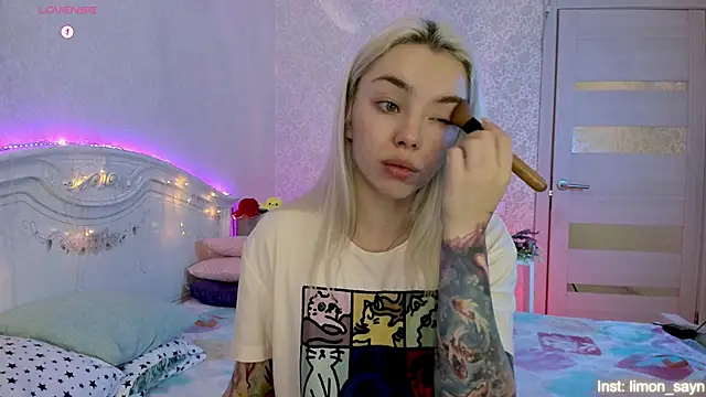 LillyMoure  online show from October 16, 11:28 pm