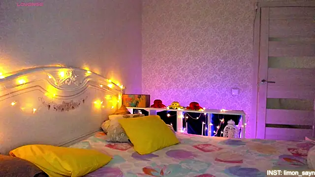 LillyMoure  online show from March 26, 11:10 pm