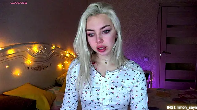 LillyMoure  online show from March 28, 11:26 pm