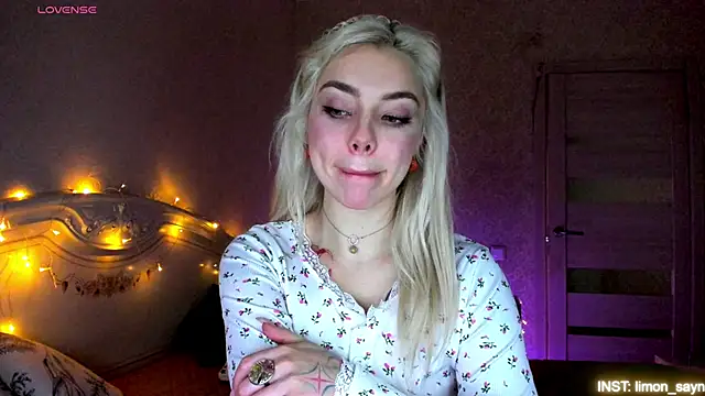 LillyMoure  online show from April 5, 11:24 pm