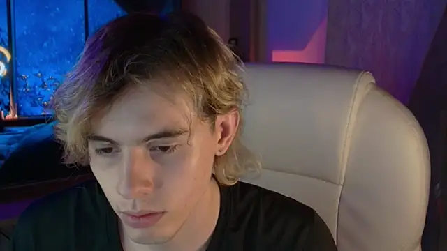 Snapshot of dimitri_tv chatting on November 4, 2:43 am dimitri tv online show from November 4, 2:43 am