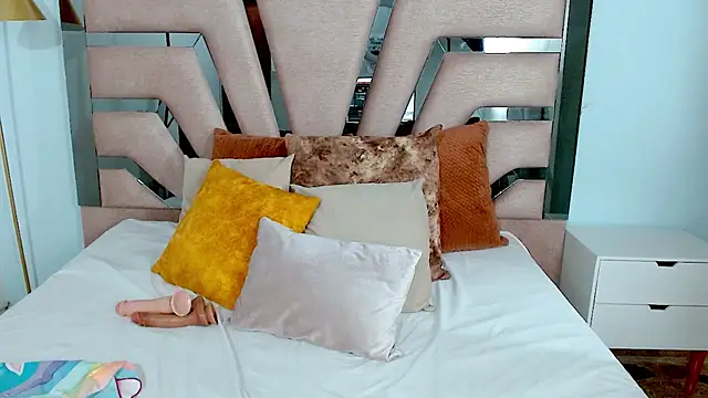 Snapshot of sophia_hadid chatting on January 16, 8:36 pm sophia hadid online show from January 16, 8:36 pm