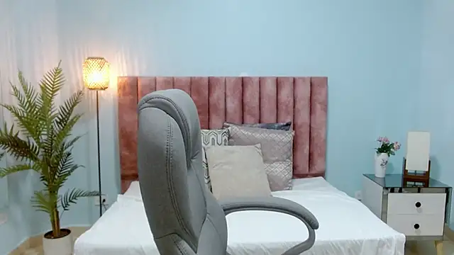 Snapshot of sophia_hadid chatting on November 12, 9:03 pm sophia hadid online show from November 12, 9:03 pm