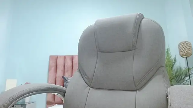 Snapshot of sophia_hadid chatting on November 15, 7:21 pm sophia hadid online show from November 15, 7:21 pm