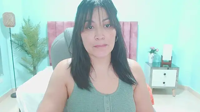 Snapshot of sophia_hadid chatting on November 25, 8:09 pm sophia hadid online show from November 25, 8:09 pm