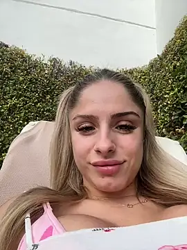 Snapshot of BritneyDimond chatting on December 4, 10:24 am BritneyDimond online show from December 4, 10:24 am