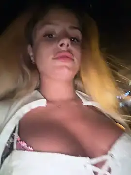 Snapshot of BritneyDimond chatting on December 20, 10:11 pm BritneyDimond online show from December 20, 10:11 pm