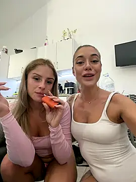 Snapshot of BritneyDimond chatting on November 8, 11:47 pm BritneyDimond online show from November 8, 11:47 pm