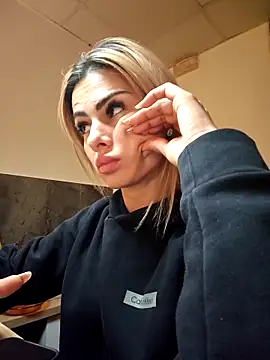 TiffanyMaze online show from March 10, 7:13 am