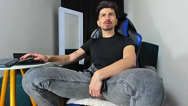 Snapshot of LiamCossio_ chatting on January 10, 6:42 am LiamCossio  online show from January 10, 6:42 am