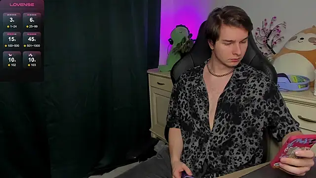 Snapshot of Vincent_Strong chatting on October 26, 8:42 am Vincent Strong online show from October 26, 8:42 am