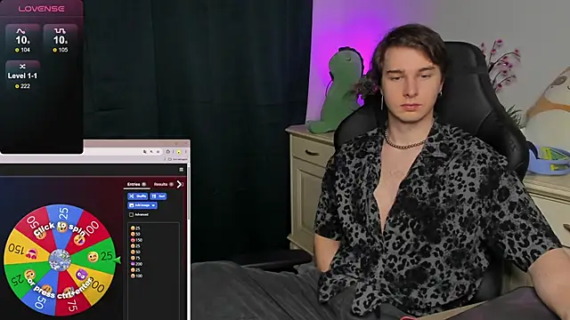 Snapshot of Vincent_Strong chatting on November 9, 8:23 am Vincent Strong online show from November 9, 8:23 am