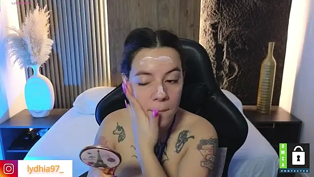 Snapshot of lydhia97_ chatting on January 24, 2:18 am lydhia97 online show from January 24, 2:18 am
