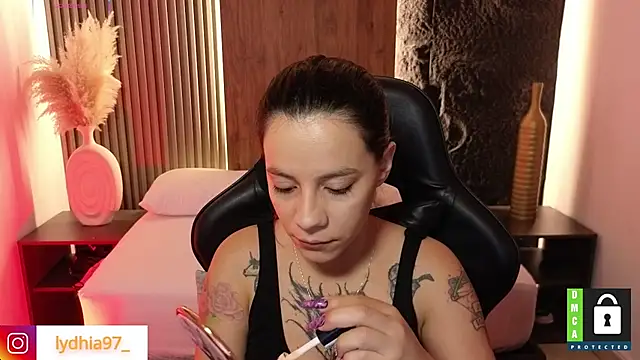 Snapshot of lydhia97_ chatting on January 31, 2:37 am lydhia97 online show from January 31, 2:37 am