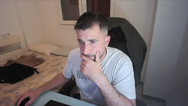 Snapshot of alex877x chatting on April 17, 10:57 pm alex877x online show from April 17, 10:57 pm