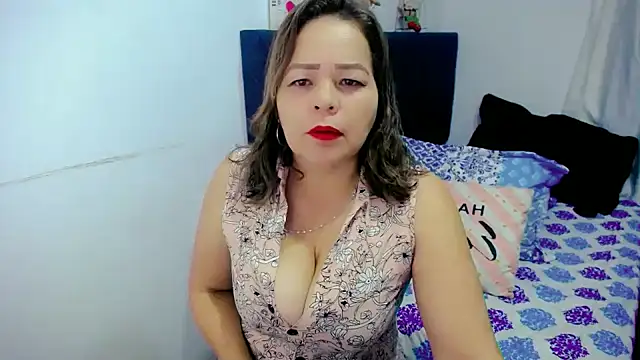 Snapshot of isabella_hotx10 chatting on December 13, 12:42 am isabella hotx10 online show from December 13, 12:42 am
