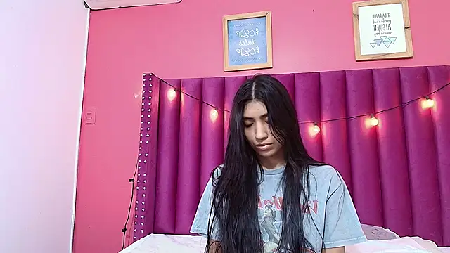 Snapshot of littlee_emilyy_ chatting on January 22, 9:02 am littlee emilyy  online show from January 22, 9:02 am