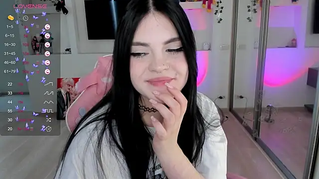 Snapshot of SelenaCute chatting on December 13, 8:09 am SelenaCute online show from December 13, 8:09 am