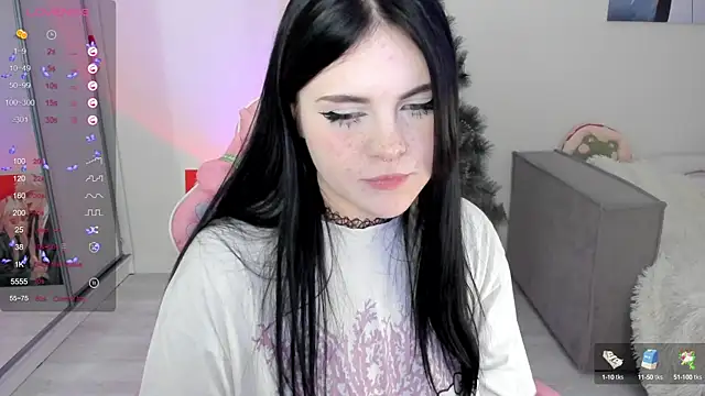 Snapshot of SelenaCute chatting on December 20, 8:17 am SelenaCute online show from December 20, 8:17 am