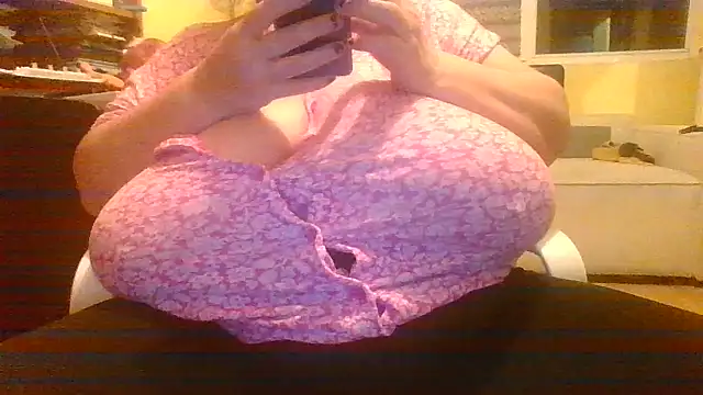 Nataliesbestjuggs online show from October 19, 8:42 pm