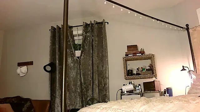 Snapshot of MnM4ever chatting on February 2, 4:33 am MnM4ever online show from February 2, 4:33 am