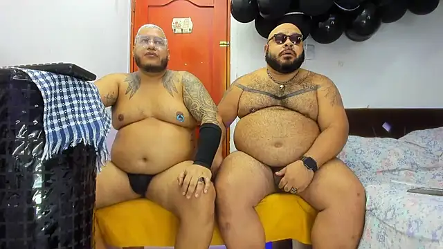 Snapshot of Latino_bigcock chatting on November 6, 12:33 am Latino bigcock online show from November 6, 12:33 am