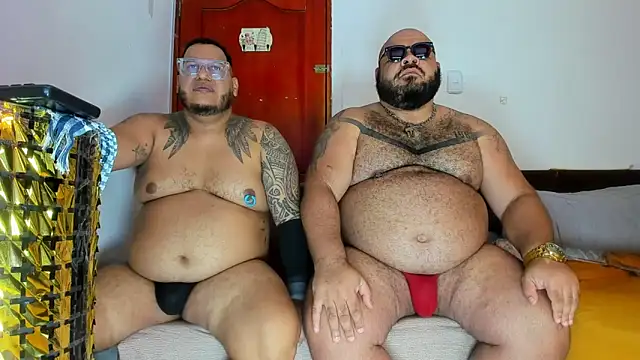 Snapshot of Latino_bigcock chatting on February 15, 1:24 am Latino bigcock online show from February 15, 1:24 am