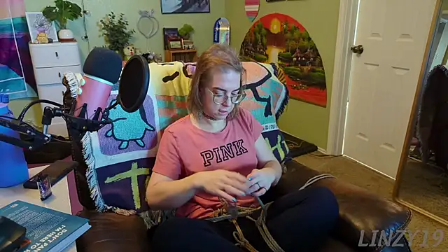 Linzy 19 online show from March 18, 3:31 pm