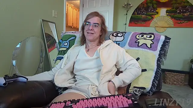 Linzy 19 online show from September 22, 1:35 pm