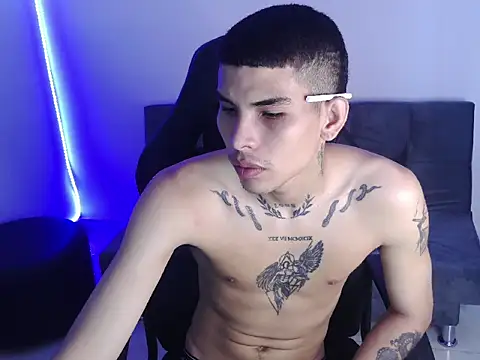 Snapshot of hot_king20 chatting on December 18, 4:24 pm hot king20 online show from December 18, 4:24 pm