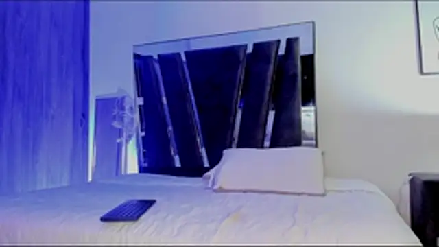 Snapshot of HollyEvanz chatting on October 27, 12:36 am HollyEvanz online show from October 27, 12:36 am