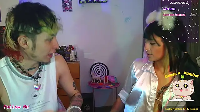 Snapshot of badeyes_crazygoat chatting on November 15, 6:37 pm badeyes crazygoat online show from November 15, 6:37 pm