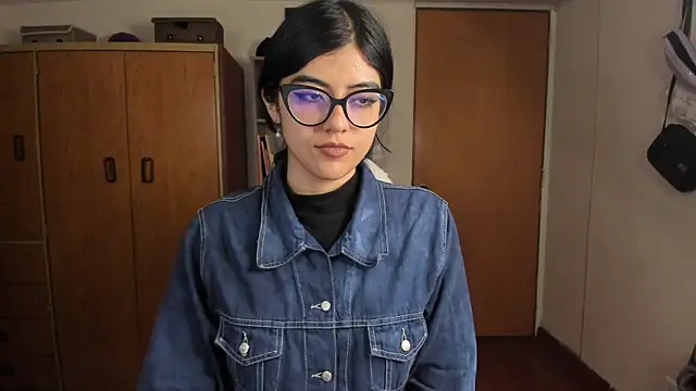 Snapshot of valerie__skyy chatting on December 17, 2:44 am valerie skyy online show from December 17, 2:44 am