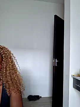 Snapshot of Kamdollie chatting on October 28, 8:18 am Kamdollie online show from October 28, 8:18 am