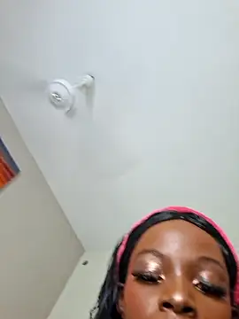 Snapshot of Kamdollie chatting on November 22, 6:45 am Kamdollie online show from November 22, 6:45 am