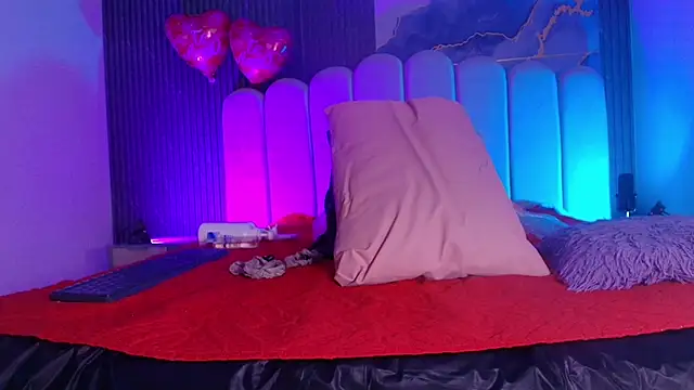 jones maddy  online show from February 25, 11:53 am