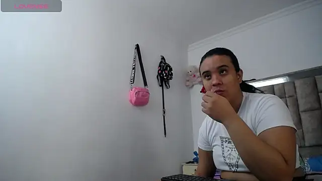 Snapshot of tiffany__pink chatting on December 2, 9:10 pm tiffany pink online show from December 2, 9:10 pm