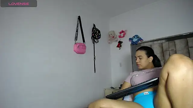 Snapshot of tiffany__pink chatting on December 16, 9:53 pm tiffany pink online show from December 16, 9:53 pm