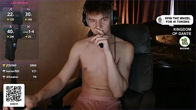 Snapshot of dantebigboi300 chatting on February 24, 1:02 am dantebigboi300 online show from February 24, 1:02 am