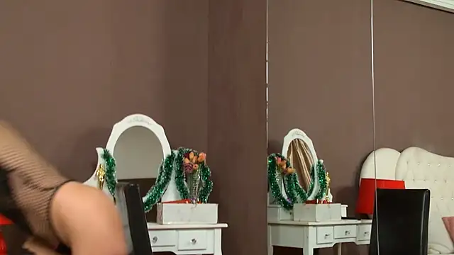 KylieLipa online show from January 11, 9:25 pm