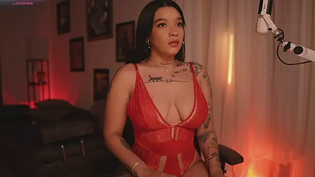 HannahW  online show from April 4, 9:56 pm