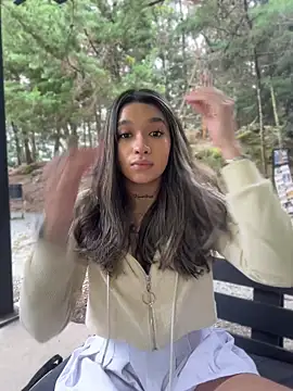 HannahW  online show from April 29, 6:47 pm