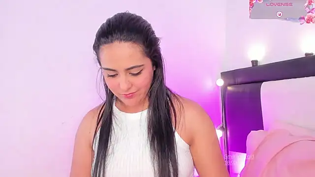 Snapshot of smiling__girl2 chatting on March 19, 12:15 am smiling girl2 online show from March 19, 12:15 am